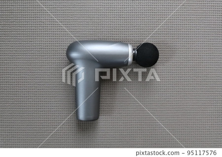 A massage gun for athlete with a ball head without the brand name 95117576