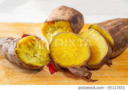 Rich sweet potato steamed in a rice cooker 95117851