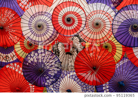 many Japanese umbrellas 95119365