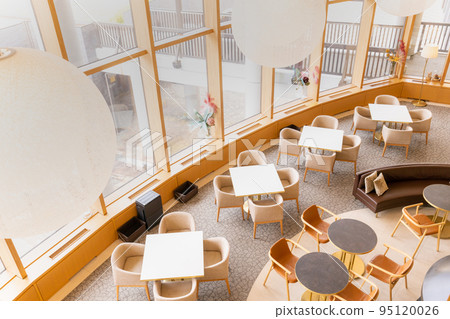 陽光明媚的酒店休息室 95120026