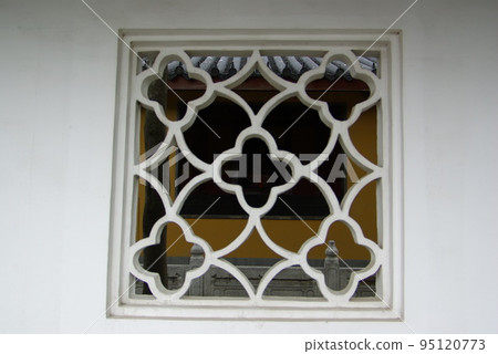 Roso: A window with an openwork frame that can be seen in Chinese gardens Roso: A window with an openwork frame that can be seen in Chinese gardens 95120773