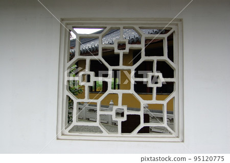 Roso: A window with an openwork frame that can be seen in Chinese gardens Roso: A window with an openwork frame that can be seen in Chinese gardens 95120775