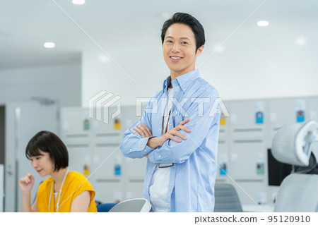 Business people working in the office 95120910