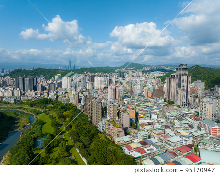 Drone fly over Taipei city 95120947