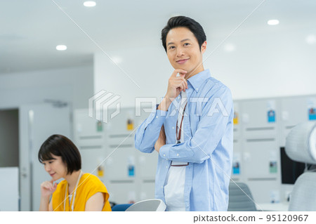 在辦公室工作的商人 95120967