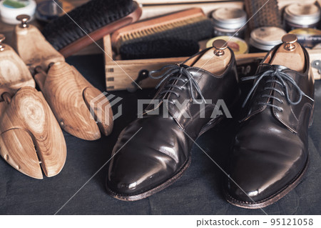 Leather shoes and care tools Leather shoes and care tools 95121058