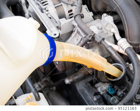 [汽車]換油工作/添加新油 95121163