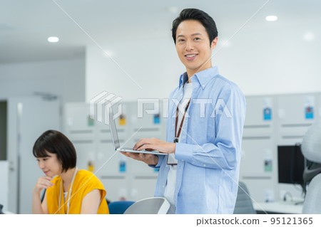 在辦公室工作的商人 95121365