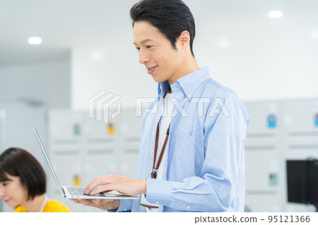 在辦公室工作的商人 95121366