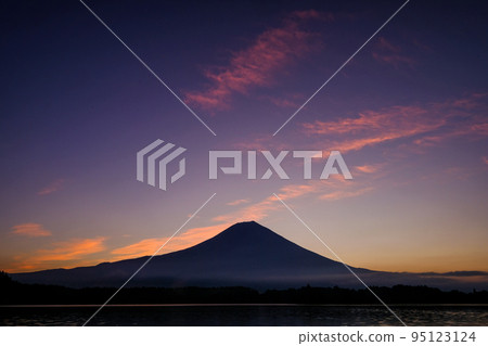 清晨的靜岡縣富士宮市的狸貓湖和富士山 95123124