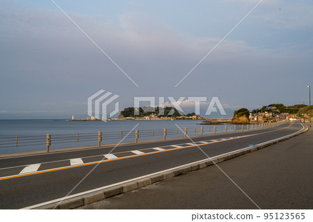 Scenery in front of Kamakura High School 95123565