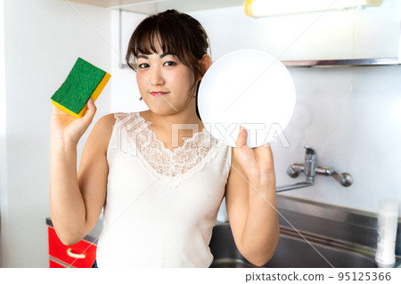年輕女子做飯 年輕女子做飯 95125366