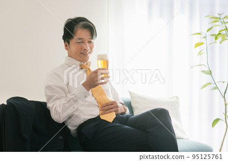 回家喝啤酒的商人 回家喝啤酒的商人 95125761