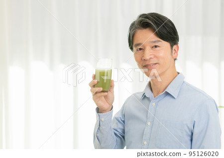 中間人喝蔬菜汁 中間人喝蔬菜汁 95126020