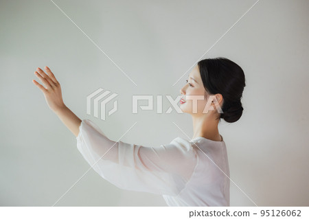 Woman reaching out 95126062