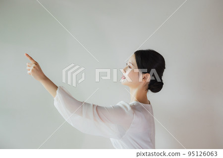 伸出手的女人 伸出手的女人 95126063