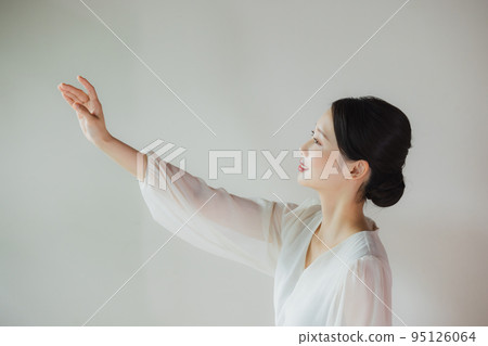 伸出手的女人 伸出手的女人 95126064