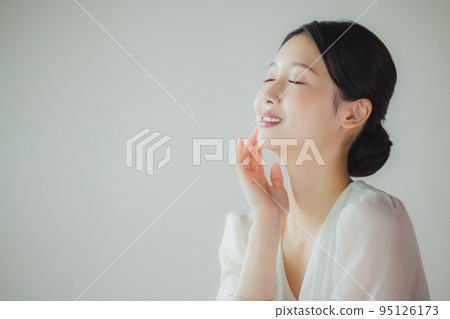 Female beauty gray background 95126173