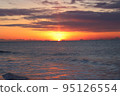 The sea where the setting sun shines 95126554