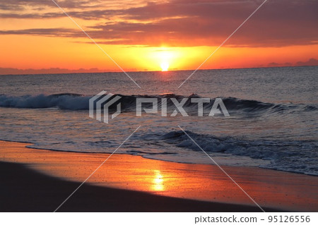 The sunrise and the sea dyed in orange The sunrise and the sea dyed in orange 95126556