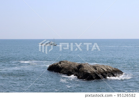 海上的遊艇和岩石 95126582