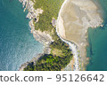 陽光明媚的日子里島上的海灘 95126642