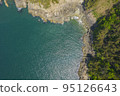 陽光明媚的日子里島上的海灘 95126643