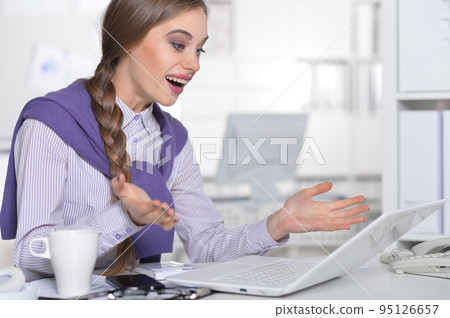Portrait smiling business woman working in home office 95126657