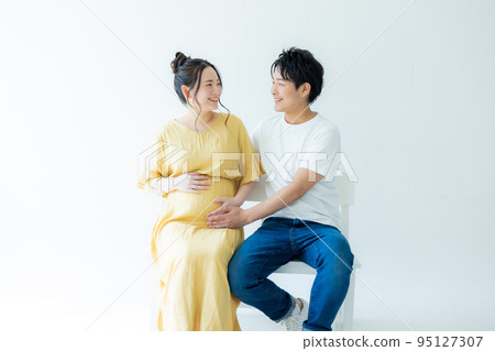 Maternity photo couple 95127307