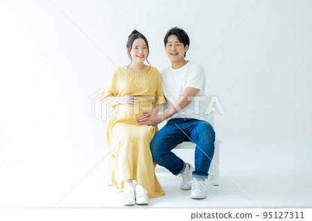 Maternity photo couple 95127311