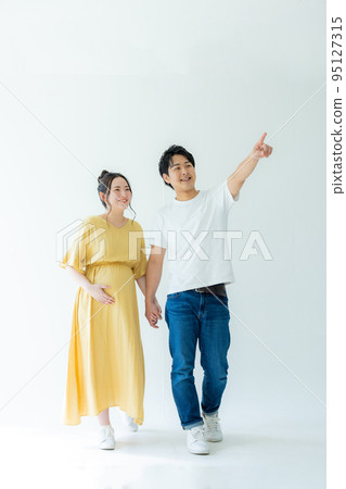 Maternity photo couple 95127315