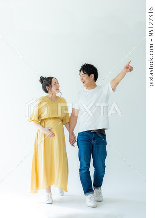 Maternity photo couple 95127316