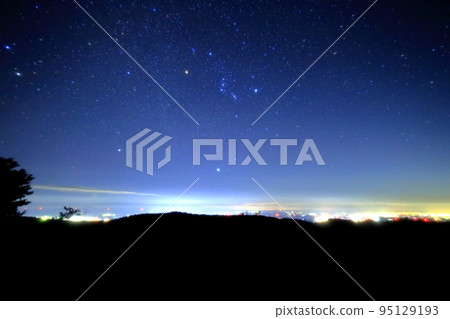 Town lights and Orion seen from Happogahara/Gakkodaira Town lights and Orion seen from Happogahara/Gakkodaira 95129193