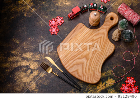 Beautiful gingerbread on a brown ceramic plate with Christmas tree decorations Beautiful gingerbread on a brown ceramic plate with Christmas tree decorations 95129490