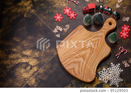 Beautiful gingerbread on a brown ceramic plate with Christmas tree decorations 95129503