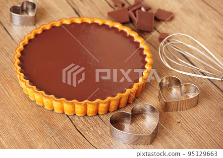 手工製作的生巧克力餡餅 95129663