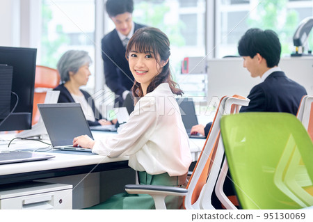 在辦公室辦公桌前工作的年輕女商人 95130069