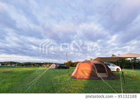 Auto campsite on the lakeside in the early morning 95132188