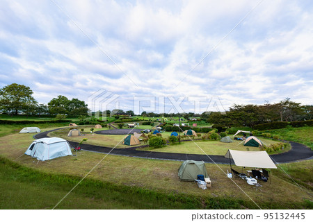 A lakeside campsite where activities began early in the morning 95132445