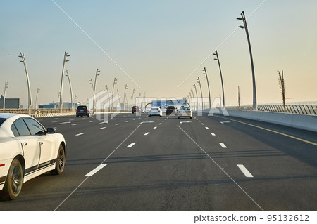 Road in Dubai with many lanes 95132612