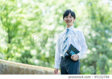 走在 Y 恤的年輕商人 95132788