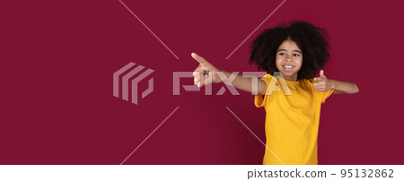 Adorable african american kid girl pointing at copy space, panorama 95132862