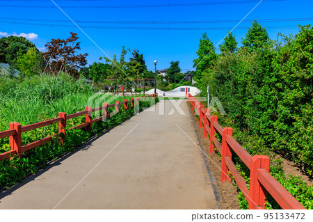 位於埼玉縣川口市的Iina Park Kawaguchi，一座跨越蜻蜓池的橋 95133472