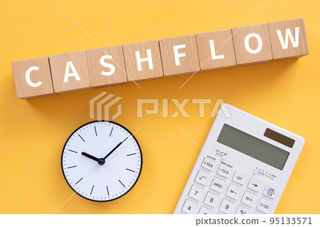 一個寫成 CASHFLOW 的塊,一個時鐘和一個計算器 一個寫成 CASHFLOW 的塊,一個時鐘和一個計算器 95133571