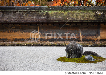 Autumn Kyoto Ryoanji Temple Stone Garden Autumn Kyoto Ryoanji Temple Stone Garden 95133661