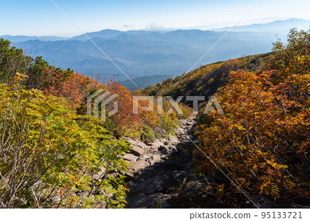 變成紅色的三嶽山 95133721
