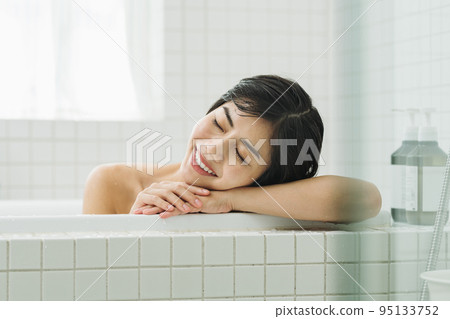 在家洗澡放鬆的女人 95133752