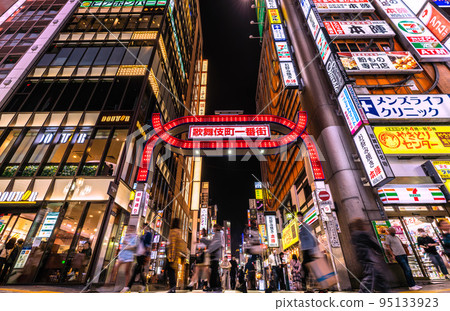 Tokyo cityscape in Japan Crowded Kabukicho. (Foreign group tourists are beginning to return) = October 10 95133923