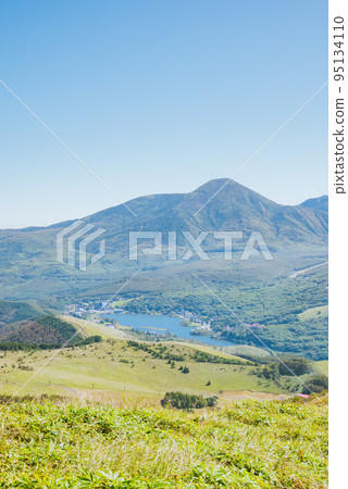 Lake Shirakaba and Mt. Tateshina [taken from Kurumayama Plateau] 95134110