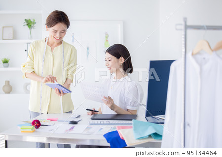 商務設計師開會的女人 商務設計師開會的女人 95134464